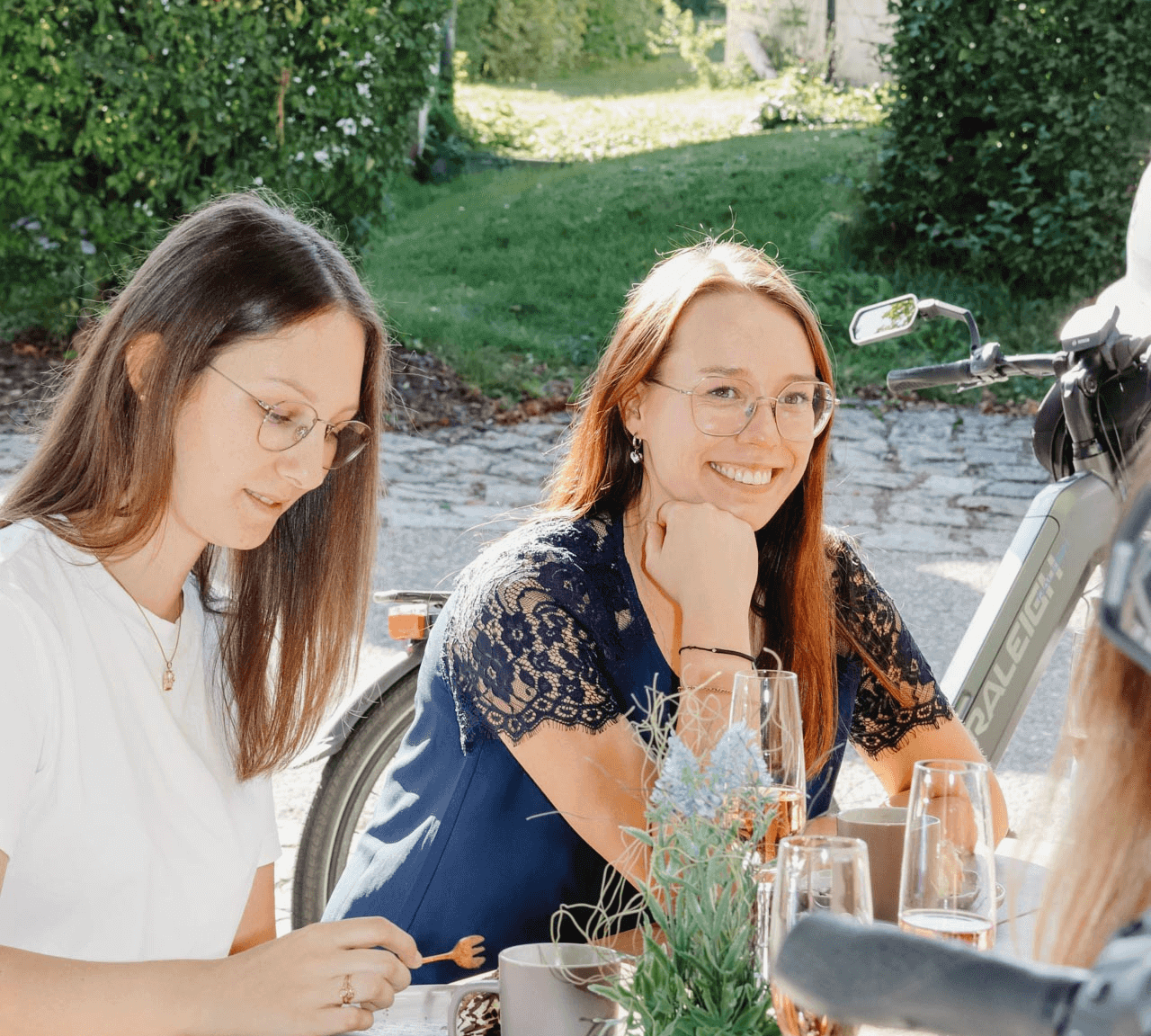 Familie sitzt am Tisch und isst Kuchen