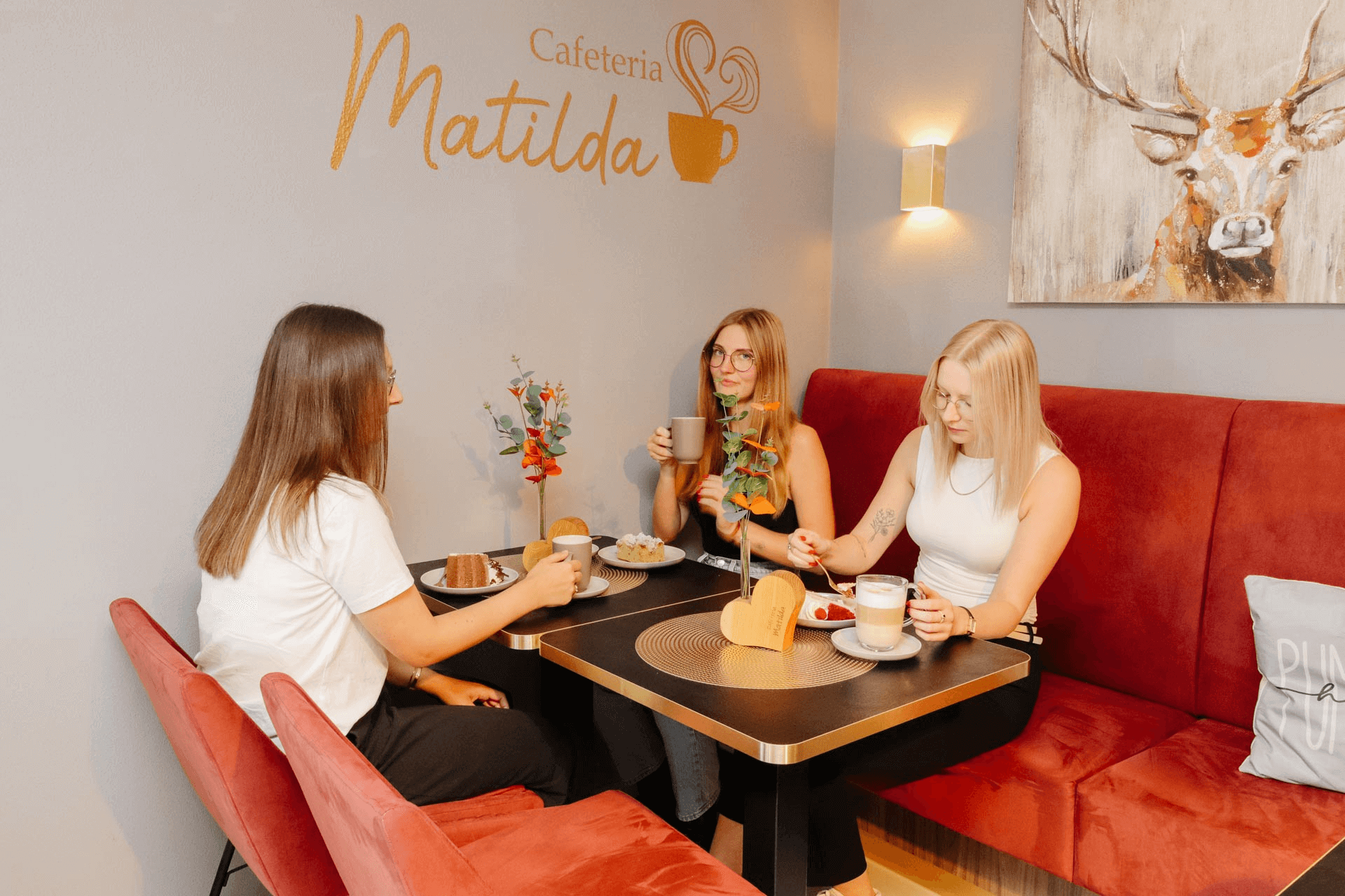Besucher am Tisch in der Cafeteria Matilda