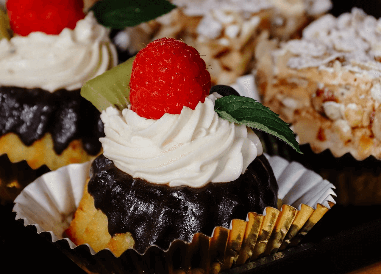 Kleine Kuchen mit Erdbeere und Sahne