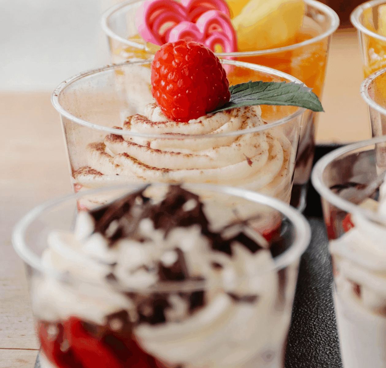 Kleine Kuchen in Gläsern